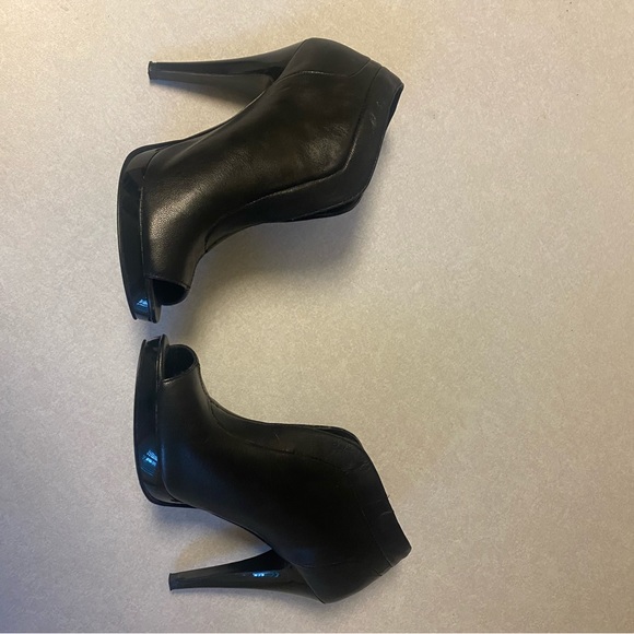 NINE WEST Pendanto Black Leather Bootie Sz 6 (4 1/4” patent heel, 1/2”platform) - Picture 3 of 5